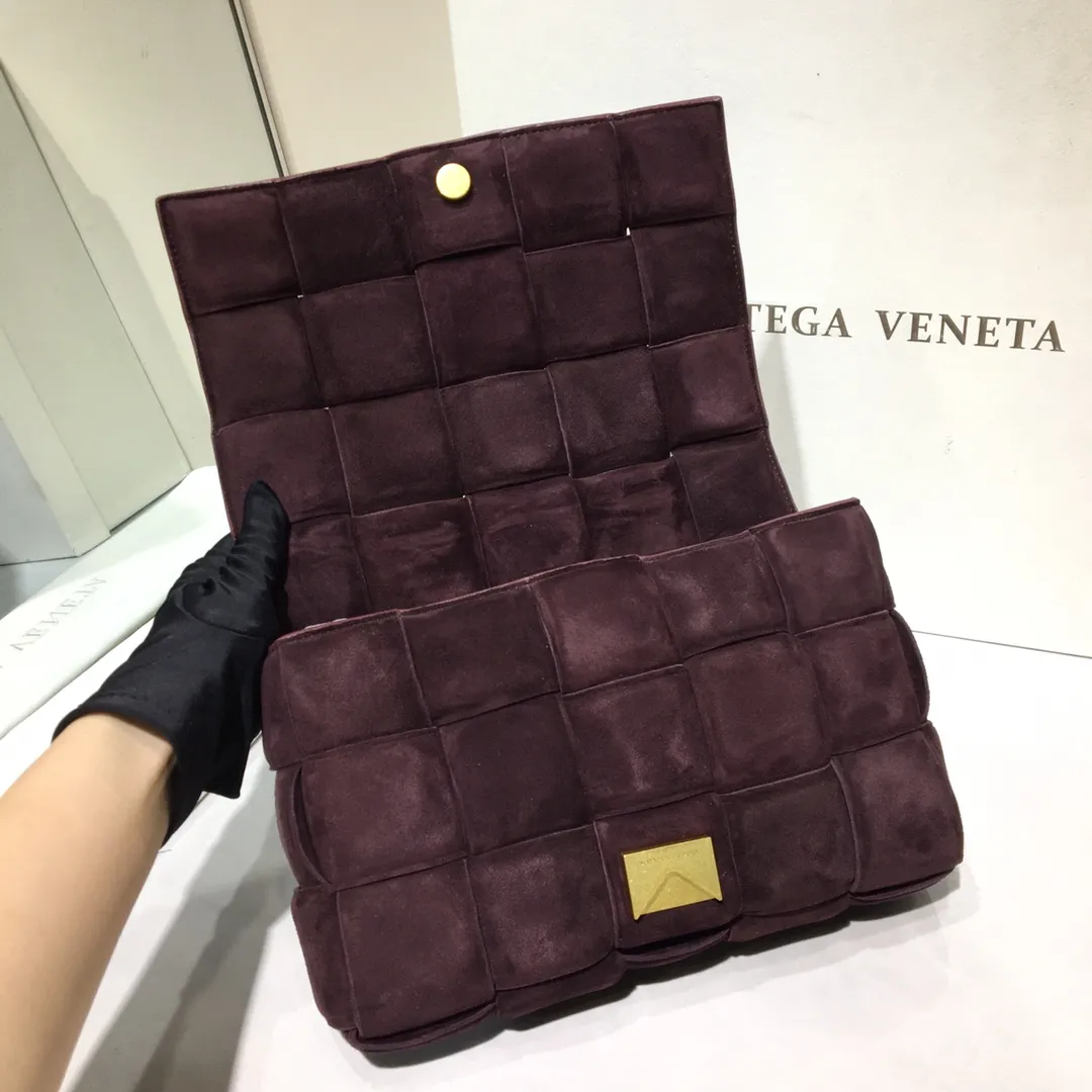 The Veneta Cassette pillow bag is made of soft frosted calfskin + aged matte gold buckle, very very fashionable! ! The leather feels super comfortable to the touch, and it has adjustable spaghetti straps with a signature triangle buckle. Size:26cm*18cm*8cm